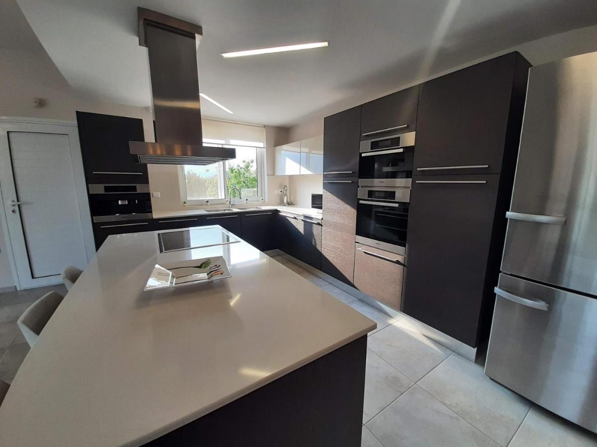 Luxury Villa Loutraki With Private Heated Pool Zewnętrze zdjęcie